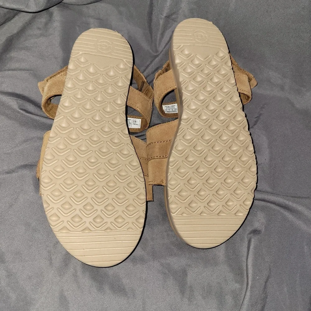 UGG Big Kids Girls Size 5 Zini Sandal Brown Beach Summer Vacation